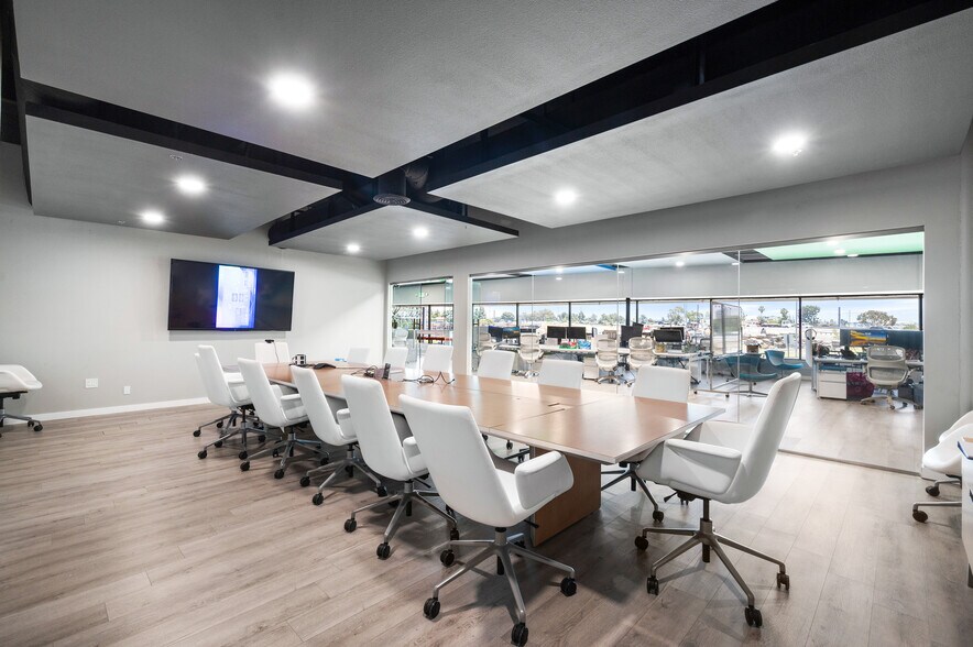 More Photos Of 800 E Dyer Rd, Santa Ana Showroom For Sale