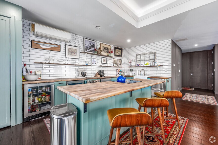 More Photos Of 1 N Charles St, Baltimore Office For Sale