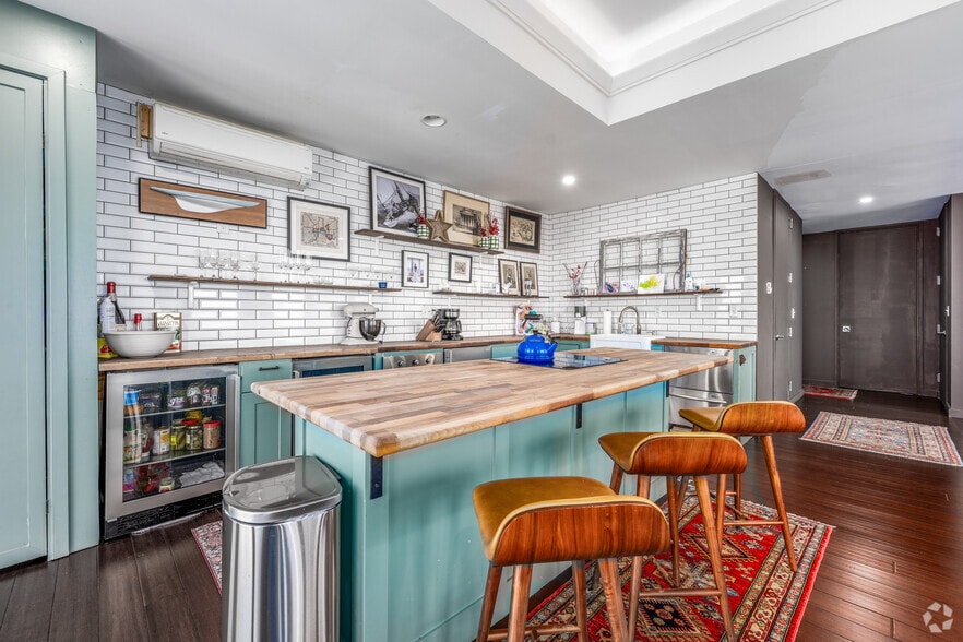 More Photos Of 1 N Charles St, Baltimore Office For Sale