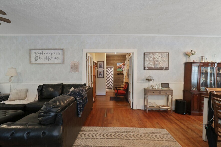 More Photos Of 701 N Oak St, Springfield Office Residential For Sale