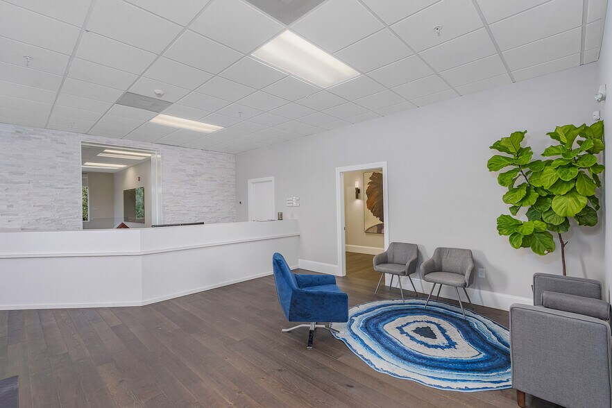 More Photos Of 2200 Broadway, Fort Myers Office For Lease