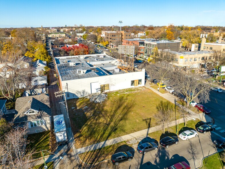 More Photos Of 6834-6868 N Western Ave, Chicago Showroom For Sale