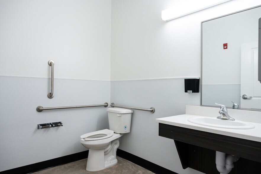 More Photos Of 164 Old Highway 91 hwy, Hurricane Warehouse For Lease