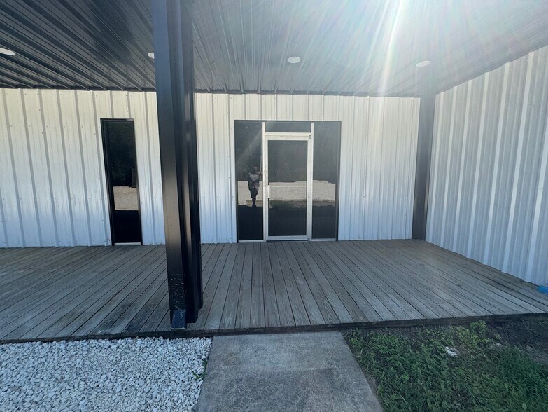More Photos Of 736 Garcitas Creek Rd, Inez Warehouse For Lease