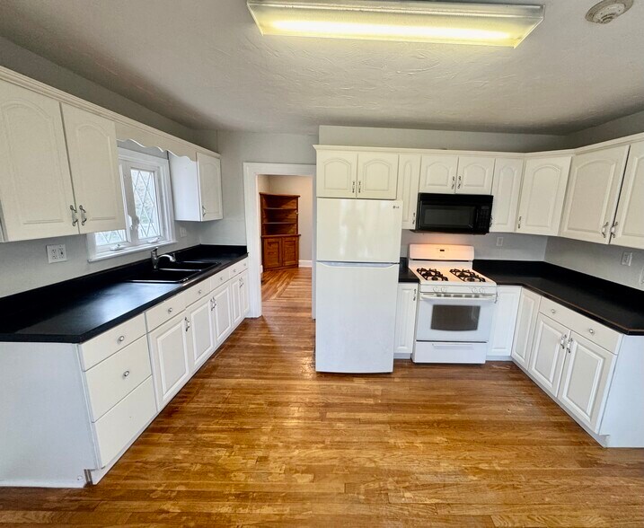 More Photos Of 110 Main St, Kingston Office For Sale