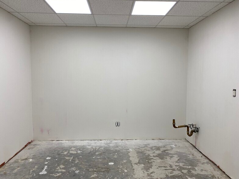 More Photos Of 371 Merrick Rd, Rockville Centre Office For Lease