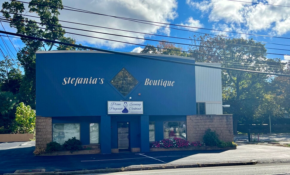 Primary Photo Of 892-894 Oaklawn Ave, Cranston Office Residential For Lease