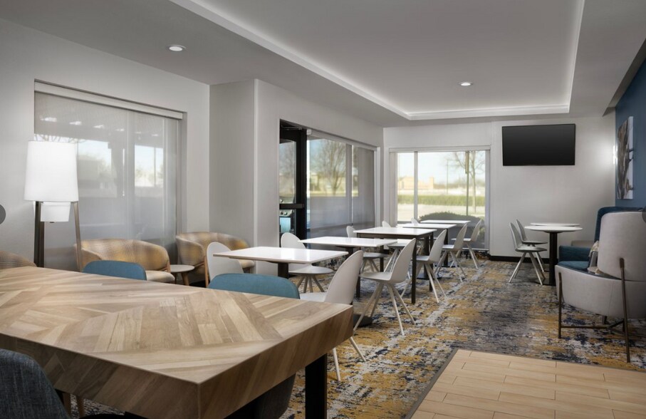 More Photos Of 2700 Travis St, DeSoto Hospitality For Sale
