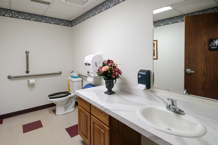 More Photos Of 40 Good Counsel Dr, Mankato Office For Sale