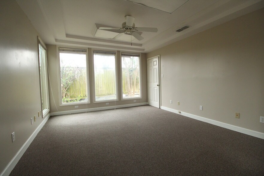 More Photos Of 13170 Pond Springs Rd, Austin Auto Repair For Sale