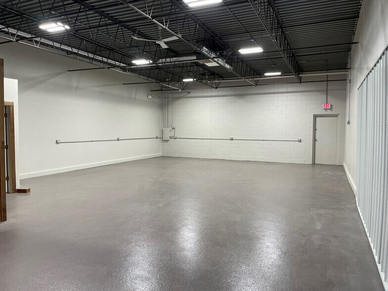 More Photos Of 214 S Hager Ave, Barrington Light Manufacturing For Lease