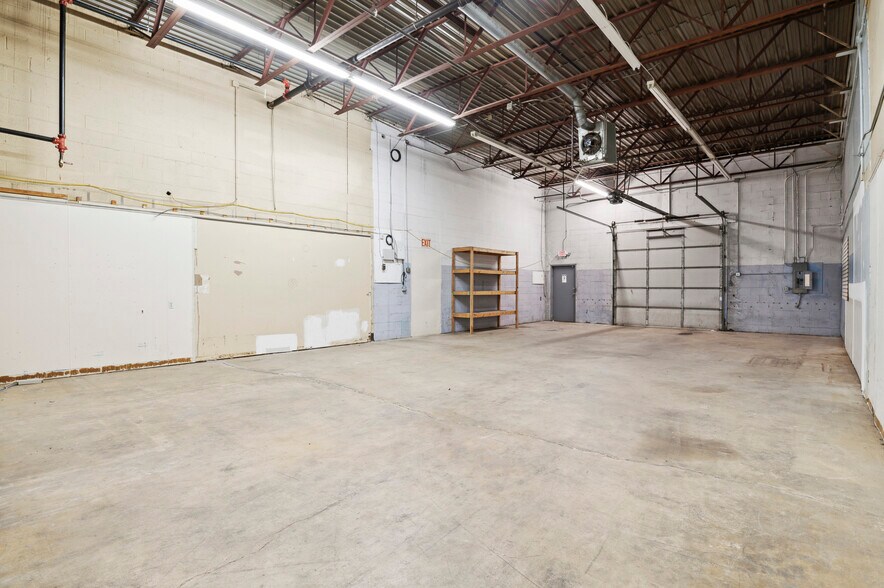 More Photos Of 32 Germay Dr, Wilmington Warehouse For Lease