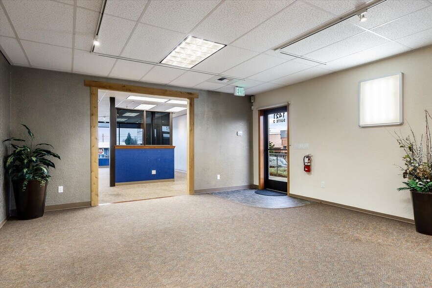 More Photos Of 1421 SW Barlow St, Oak Harbor General Retail For Sale