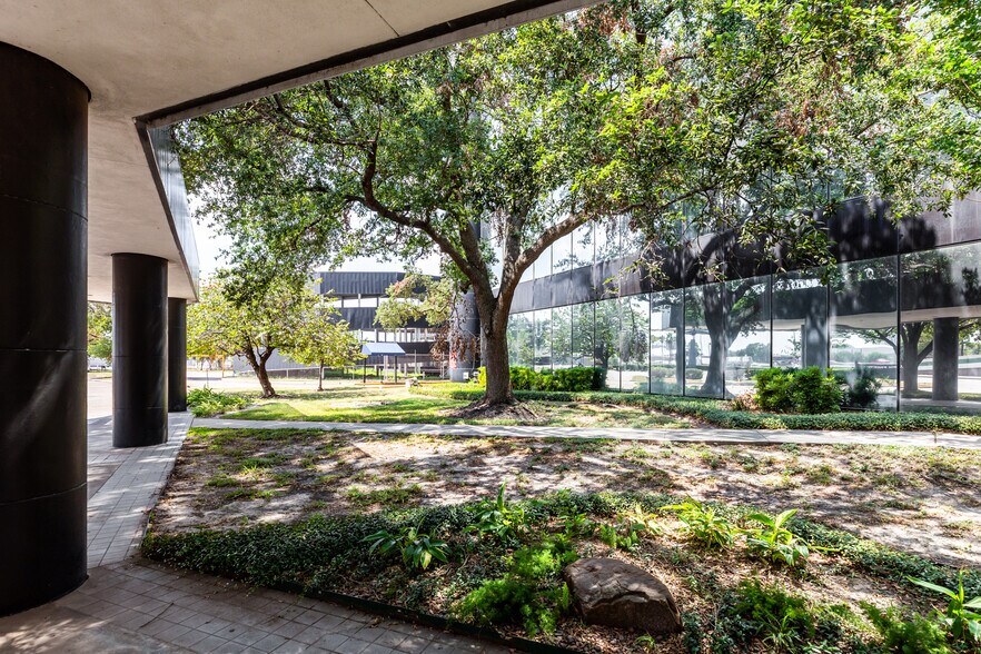 More Photos Of 11811 North Freeway, Houston Office For Lease