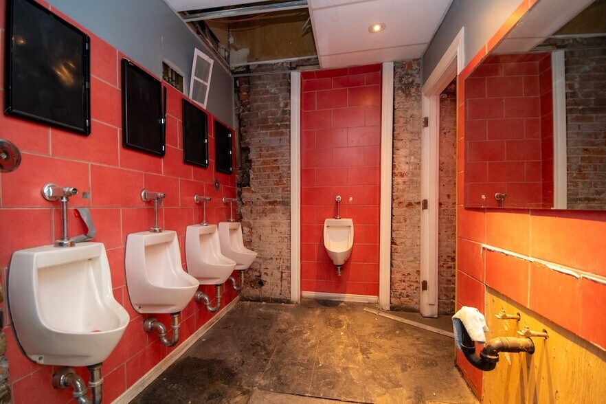 More Photos Of 197 Hunter St W, Peterborough Storefront Retail Residential For Lease