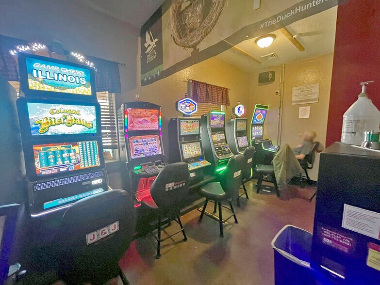 More Photos Of 109 S Maple St, Mulberry Grove Restaurant For Sale