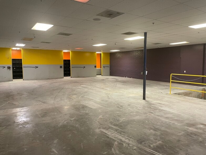 More Photos Of 9300-9310 Corbin Ave, Northridge Warehouse For Lease