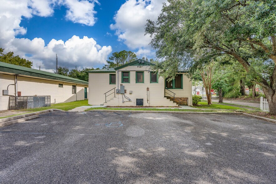 More Photos Of 1401 Spring Hill Ave, Mobile Medical For Sale