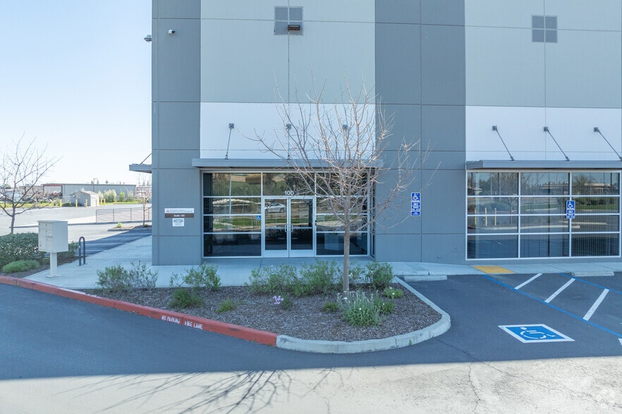 More Photos Of 8670 Fruitridge Rd, Sacramento Warehouse For Lease
