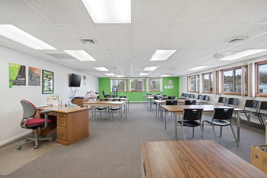 More Photos Of 160 Oak St, Glastonbury Office For Sale