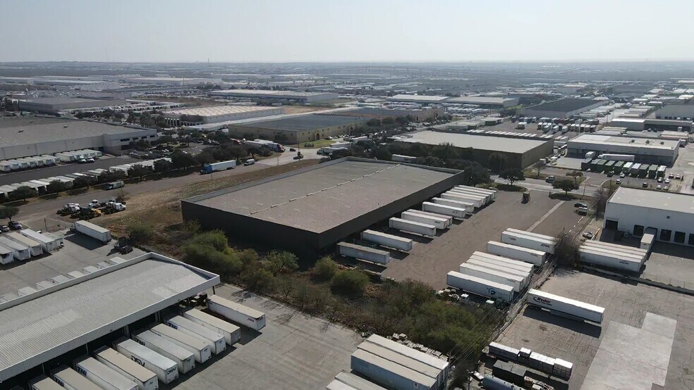 More Photos Of 8602 Killam Industrial Blvd, Laredo Industrial For Lease
