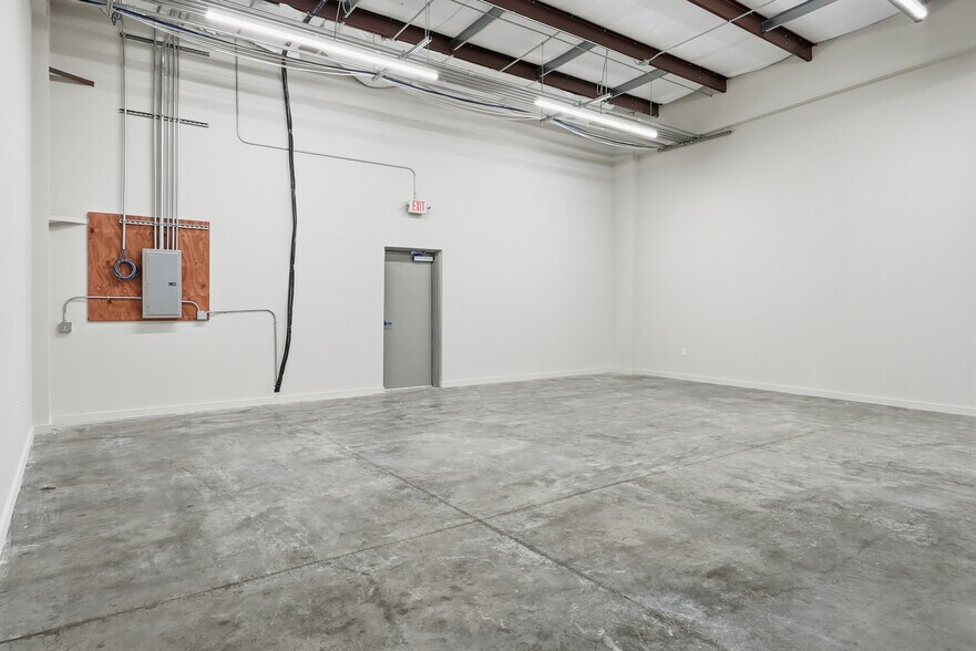 More Photos Of 5342 5th St, Katy Freestanding For Lease