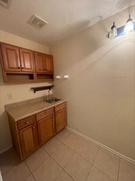 More Photos Of 17006 Seven Pines Dr, Spring Unknown For Lease