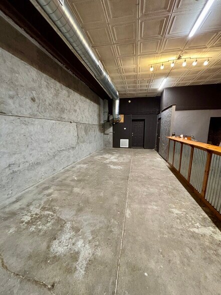 More Photos Of 132 W Broadway St, Lexington Freestanding For Sale