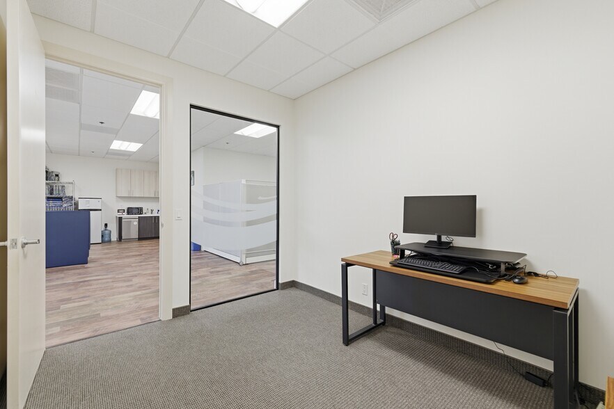 More Photos Of 2533 S Highway 101, Cardiff By The Sea Coworking Space