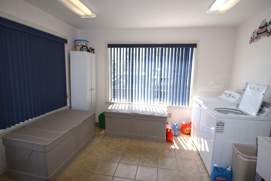 More Photos Of 109 Sinclair Rd, Sinclair Sports And Entertainment For Sale