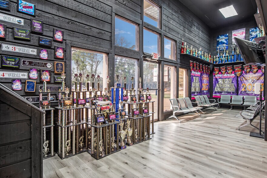 More Photos Of 1725 Northpark Dr, Kingwood Auto Repair For Sale