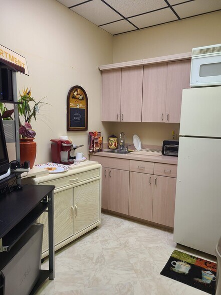 More Photos Of 3023 Eastland Blvd, Clearwater Office For Sale