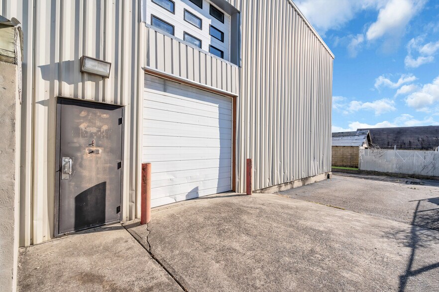 More Photos Of 9 Flint Rd, Toms River Showroom For Lease