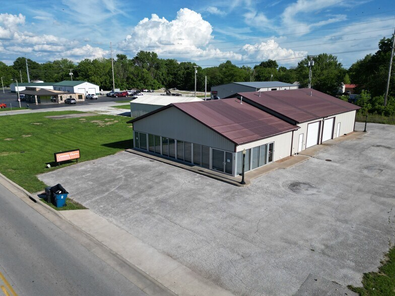 More Photos Of 816 W Fairview Ave, Carthage Showroom For Lease