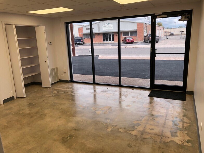 More Photos Of 2118 Mannix Dr, San Antonio Showroom For Sale