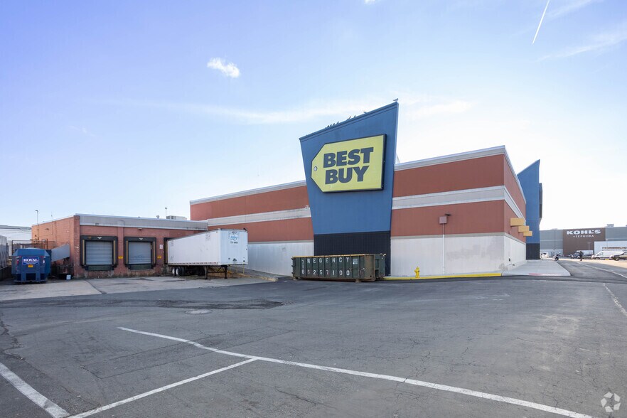 More Photos Of 8973 Bay Pkwy, Brooklyn Unknown For Lease