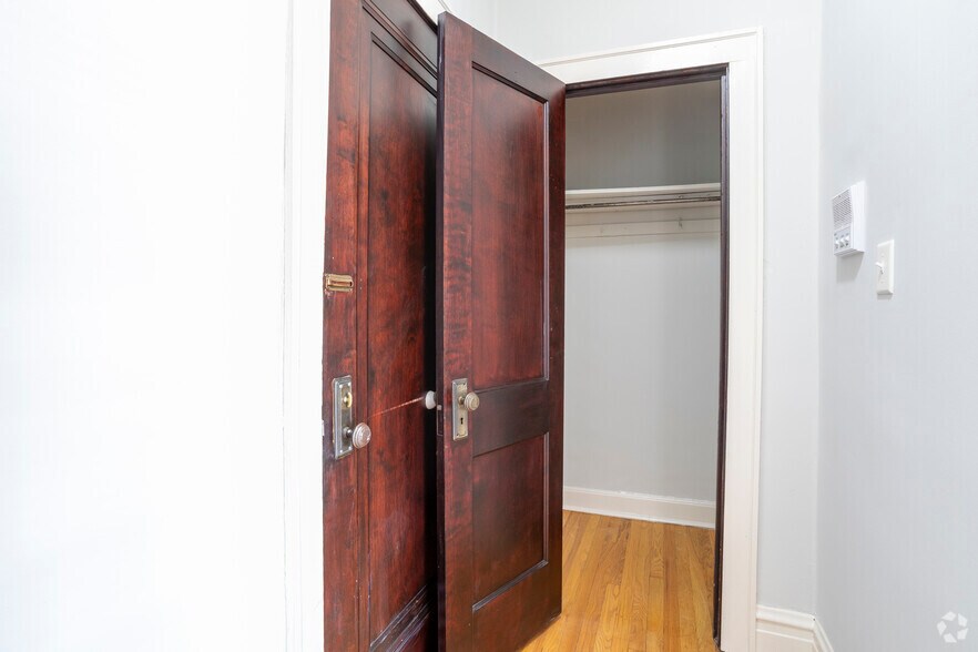 More Photos Of 1000-1010 North Blvd, Oak Park Apartments For Lease