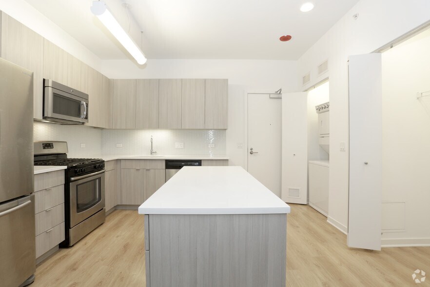 More Photos Of 558 W Webster Ave, Chicago Apartments For Lease