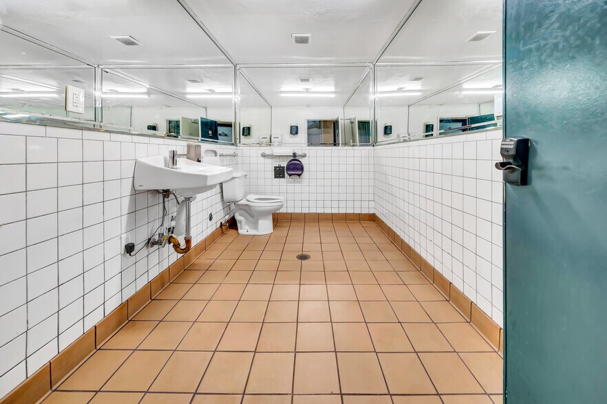 More Photos Of 6358-6360 Van Nuys Blvd, Van Nuys Storefront Retail Office For Lease