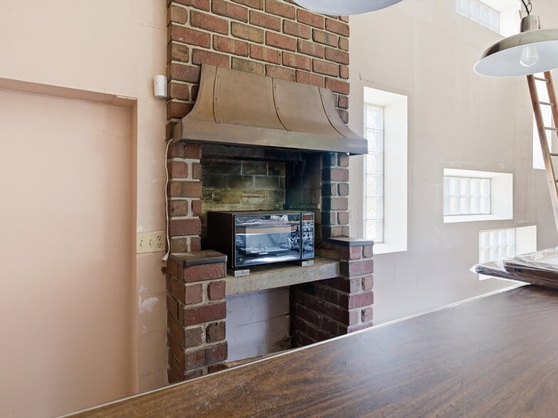 More Photos Of 1801 Johnston Dr, Manitowoc Warehouse For Sale