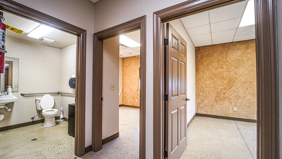 More Photos Of 5500 SW Moody St, Victoria Manufacturing For Sale