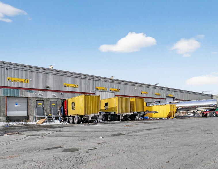 More Photos Of 7524-7550 Ch De La Côte-de-Liesse, Montréal Distribution For Sale