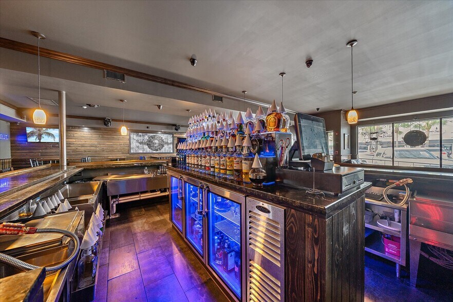 More Photos Of 6523 Gateway Ave, Sarasota Bar For Lease