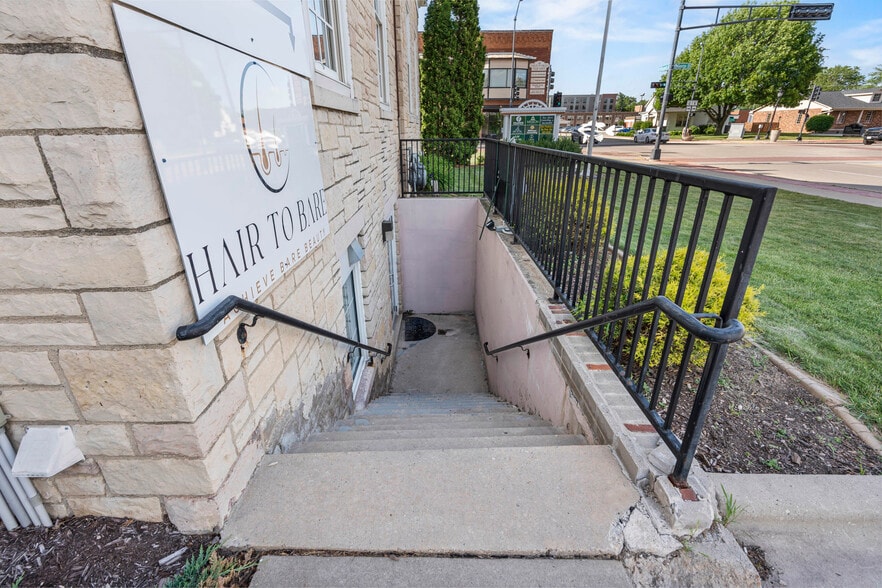 More Photos Of 416 George St, De Pere Office For Sale