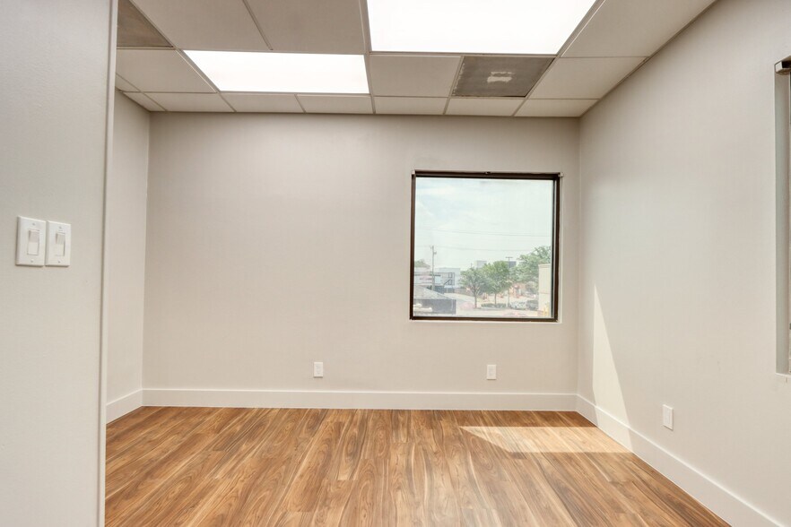 More Photos Of 1717 N Garrett Ave, Dallas Medical For Sale