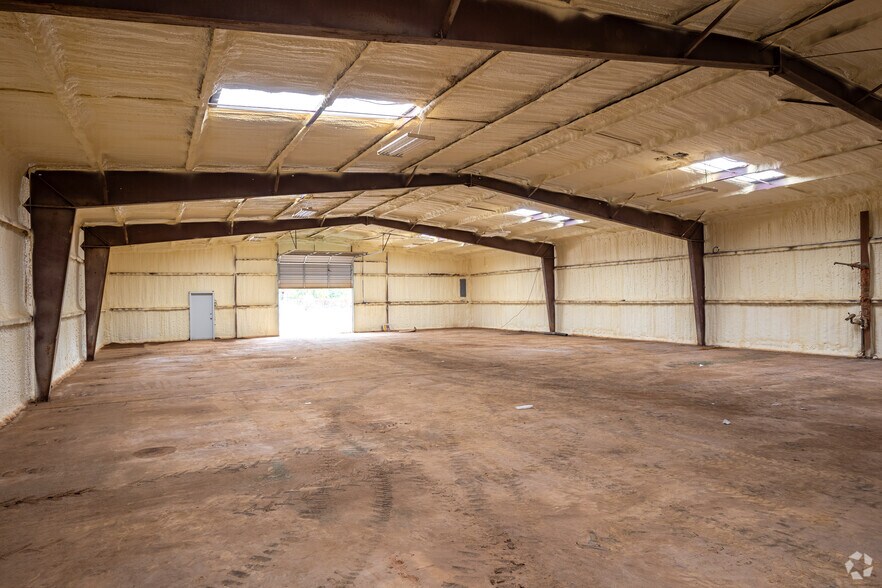 More Photos Of 1516 S Sycamore St, Palestine Warehouse For Sale