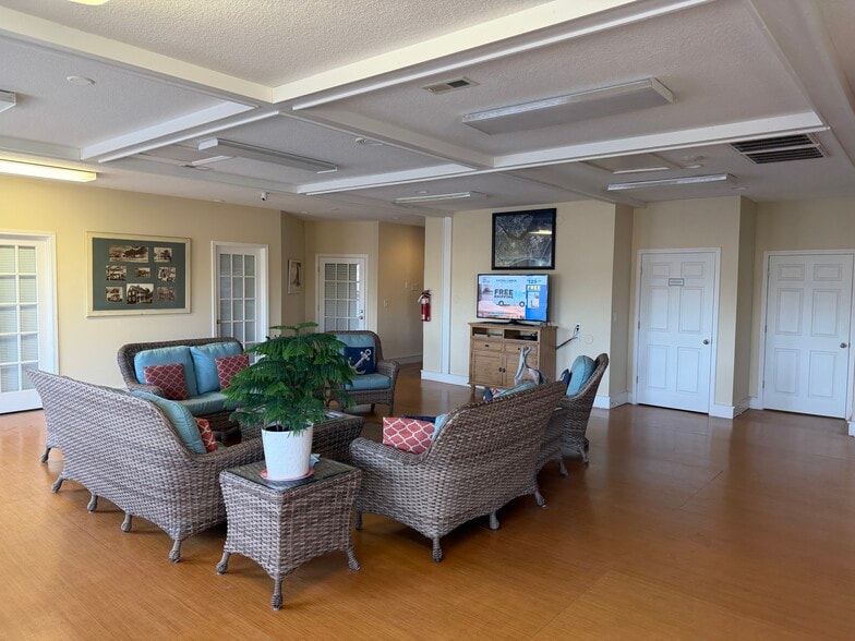 More Photos Of 100 Cedar St, Beaufort Freestanding For Sale