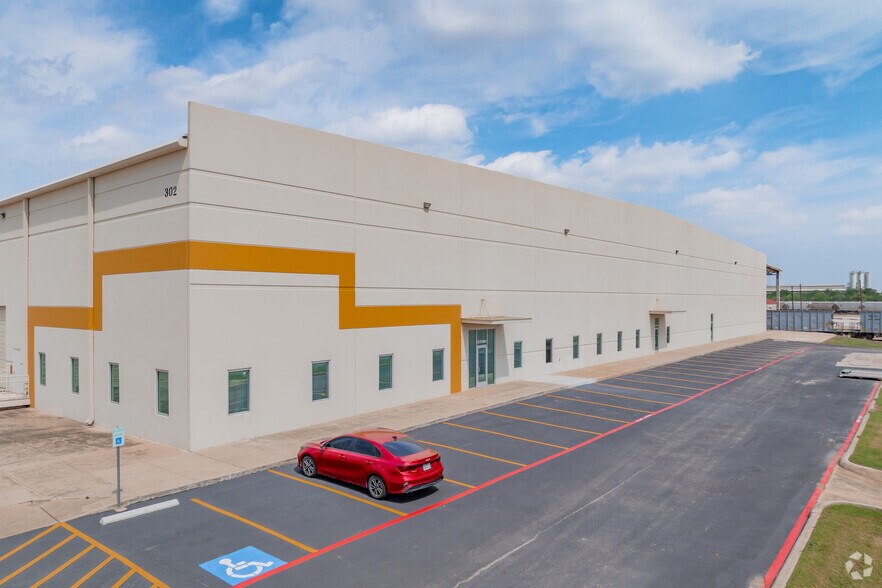 More Photos Of 302 Tayman St, San Antonio Distribution For Lease