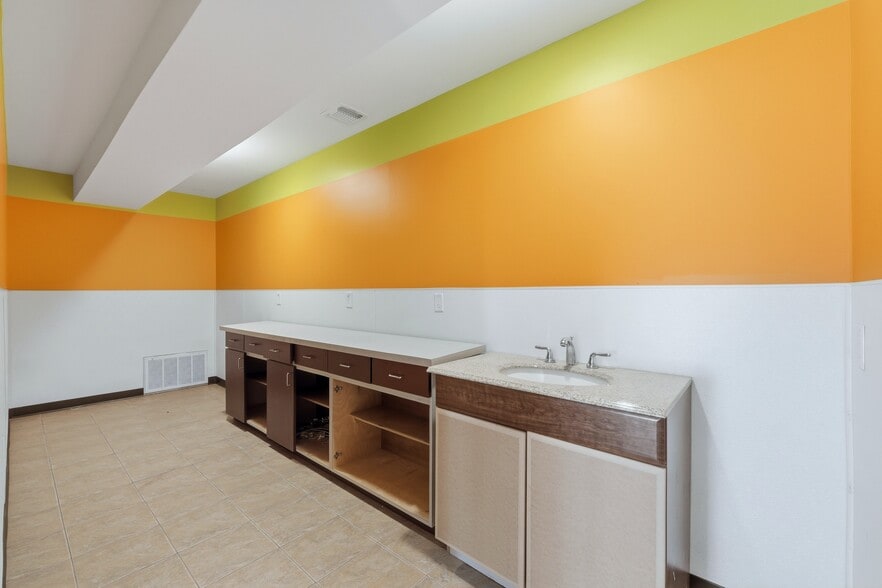 More Photos Of 5405 Bergenline Ave, West New York Storefront Retail Office For Lease