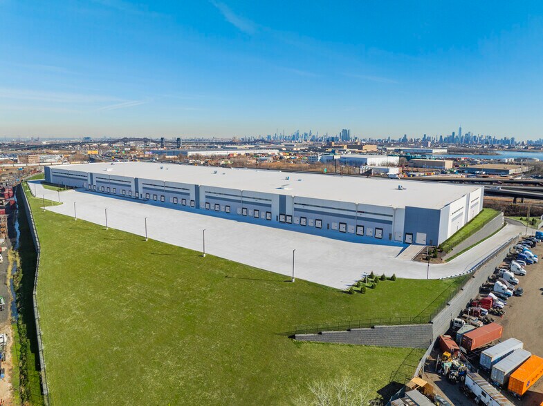 More Photos Of 105-161 Hyatt Ave, Newark Distribution For Lease